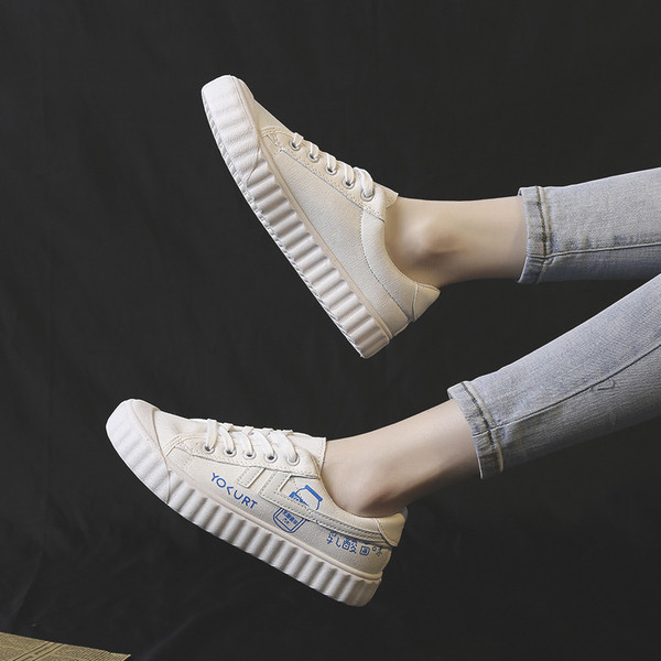 Paprasti moteriški sportbačiai su siuvinėjimais ir kaklaraiščiais, balti