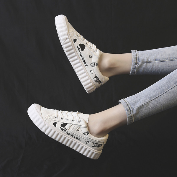 Paprasti moteriški sportbačiai su siuvinėjimais ir kaklaraiščiais, balti