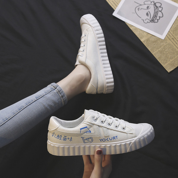 Paprasti moteriški sportbačiai su siuvinėjimais ir kaklaraiščiais, balti