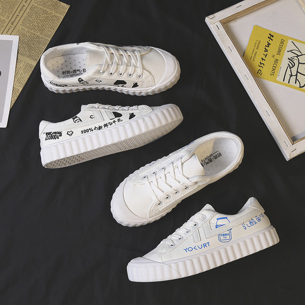 Paprasti moteriški sportbačiai su siuvinėjimais ir kaklaraiščiais, balti