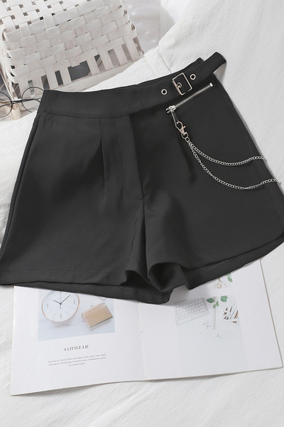 Modern női rövidnadrág fémlánccal - fekete színű