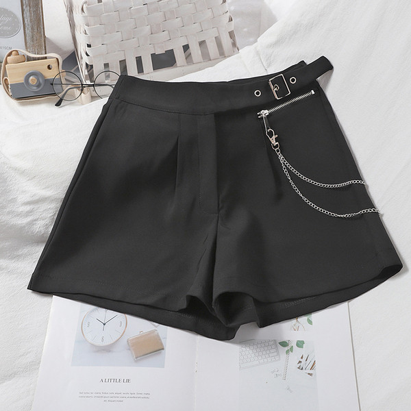 Modern női rövidnadrág fémlánccal - fekete színű