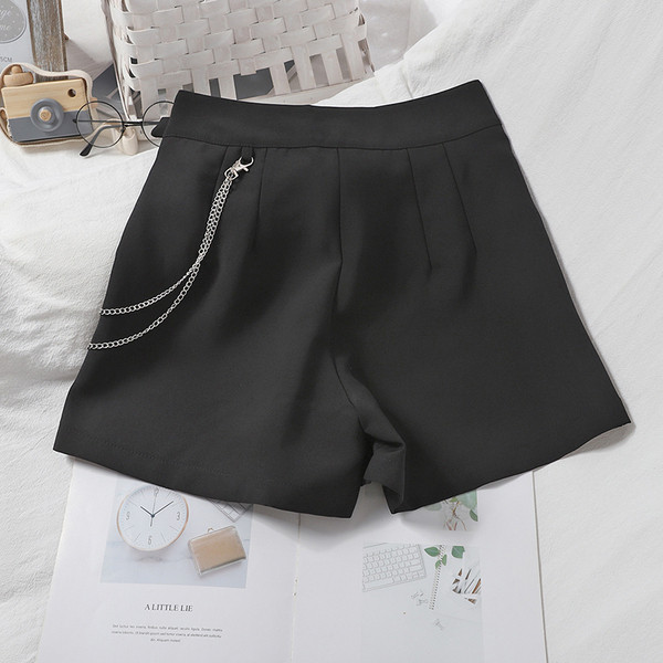 Modern női rövidnadrág fémlánccal - fekete színű