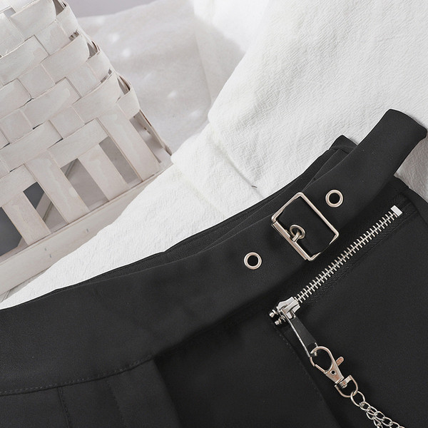 Modern női rövidnadrág fémlánccal - fekete színű