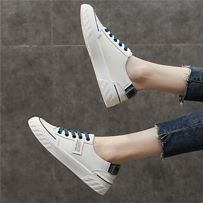 Modern női tornacipő fűzővel és vastag talppal, fehér színben