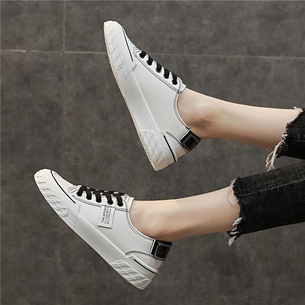 Modern női tornacipő fűzővel és vastag talppal, fehér színben