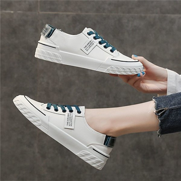 Modern női tornacipő fűzővel és vastag talppal, fehér színben