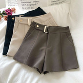 Modern női rövidnadrág magas derékkal és zsebekkel