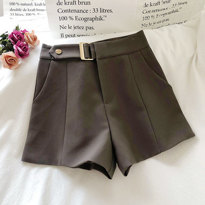 Modern női rövidnadrág magas derékkal és zsebekkel