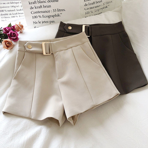Modern női rövidnadrág magas derékkal és zsebekkel