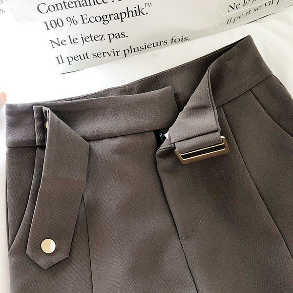 Modern női rövidnadrág magas derékkal és zsebekkel