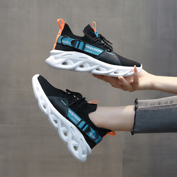 NOVI model ženskih tenisica sa vezicama i bijelim grubim đonom