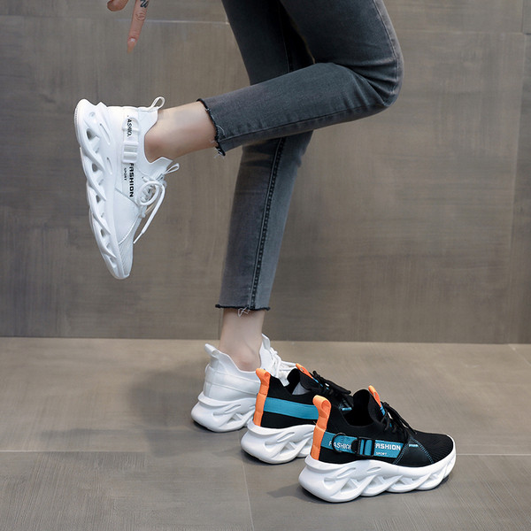 NOVI model ženskih tenisica sa vezicama i bijelim grubim đonom