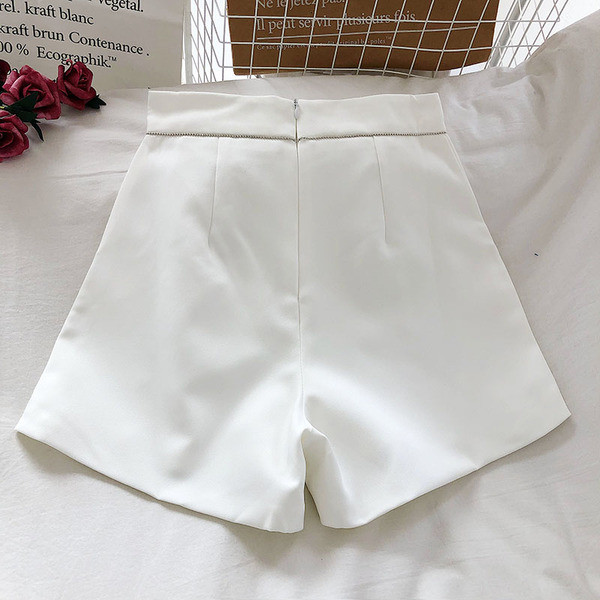 Modernūs moteriški šortai aukštu juosmeniu ir sagomis