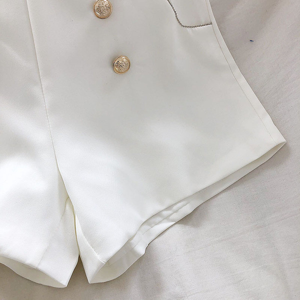 Modernūs moteriški šortai aukštu juosmeniu ir sagomis