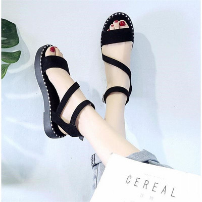 Női szandál kövekkel és lapos talppal