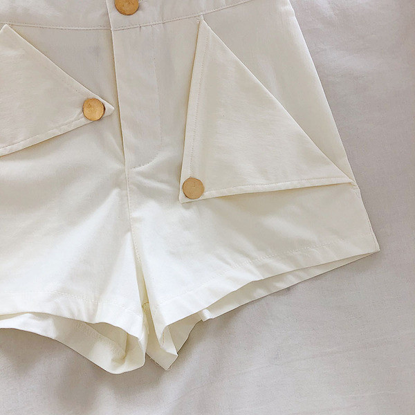 Modern női rövidnadrág magas derékkal és gombokkal