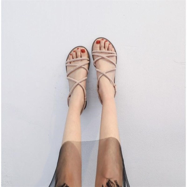 Öko bőrből készült, lapos talpú női szandál bézs és fekete színben