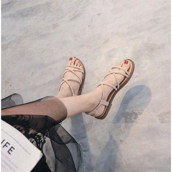 Öko bőrből készült, lapos talpú női szandál bézs és fekete színben