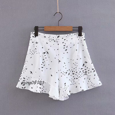 Női rövidnadrág új modell, fehér színű rátéttel