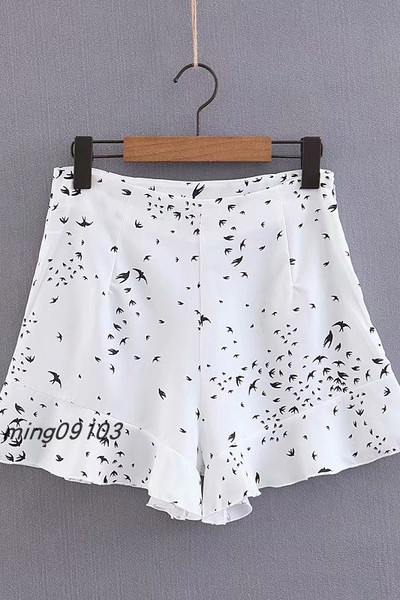 Női rövidnadrág új modell, fehér színű rátéttel