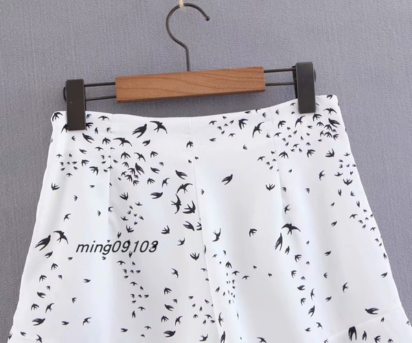 Női rövidnadrág új modell, fehér színű rátéttel