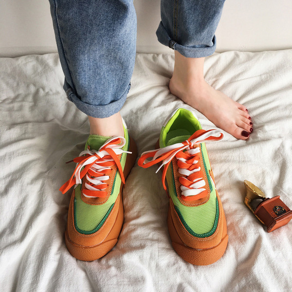 Modern női színes tornacipő fűzővel és vastag talppal