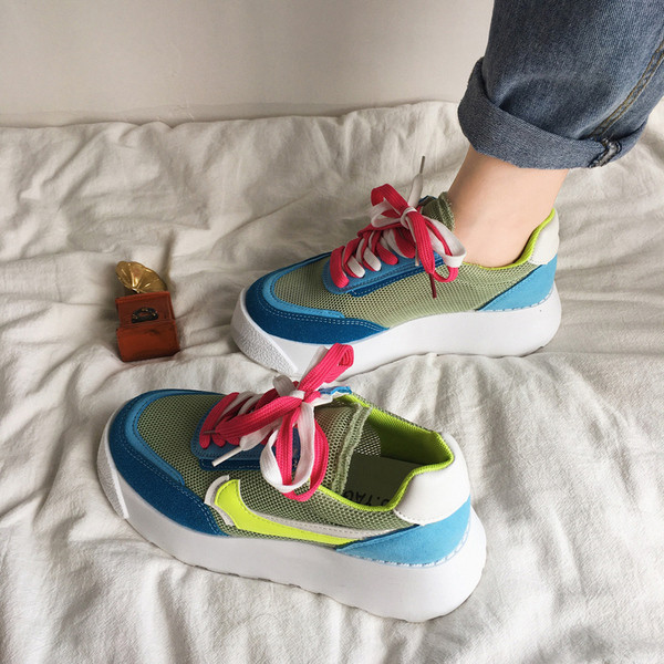 Modern női színes tornacipő fűzővel és vastag talppal
