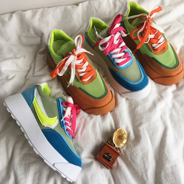 Modern női színes tornacipő fűzővel és vastag talppal