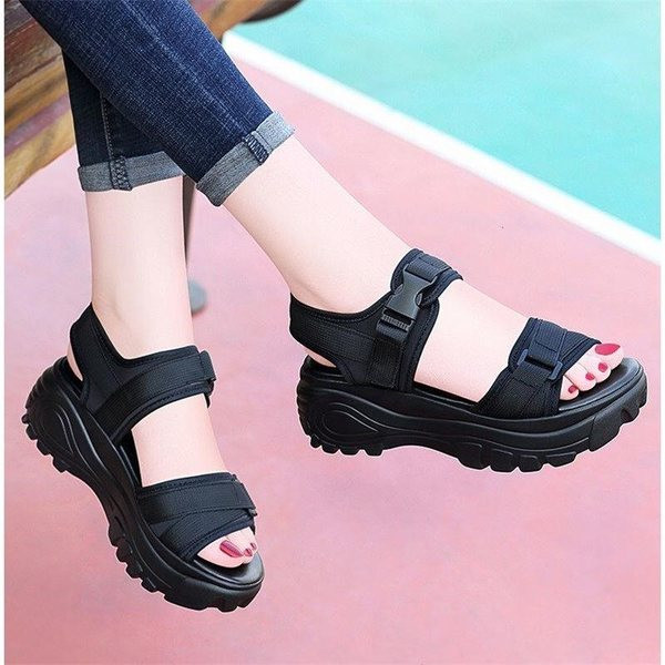 Alkalmi női szandál magas talppal, fekete és piros színben