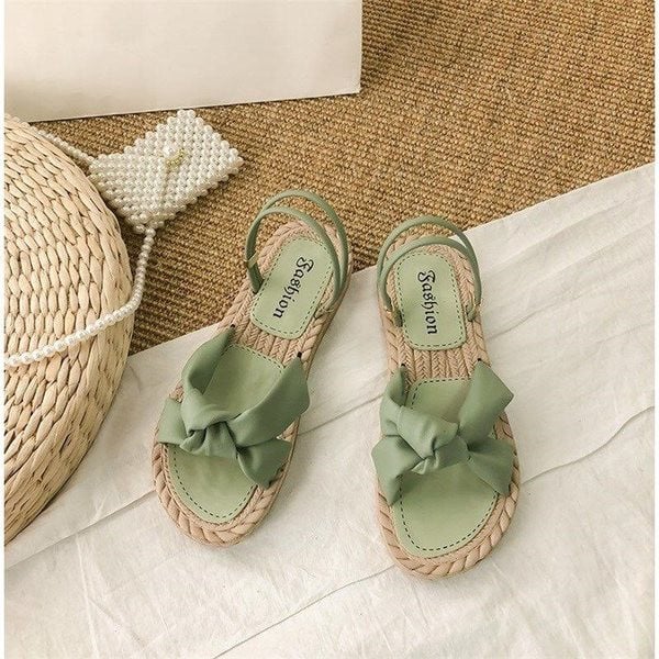 Női műbőr szandál szalaggal és lapos talppal