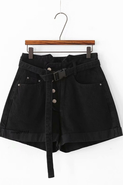 Női rövidnadrág övvel és zsebekkel