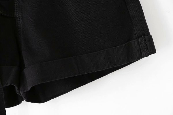 Női rövidnadrág övvel és zsebekkel