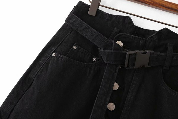 Női rövidnadrág övvel és zsebekkel