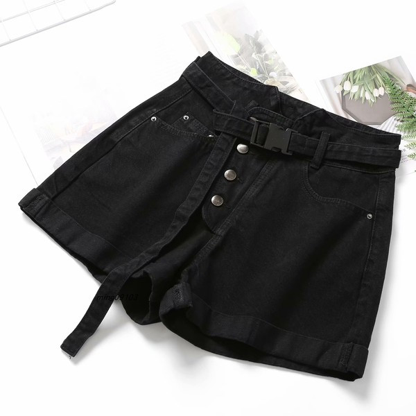 Női rövidnadrág övvel és zsebekkel