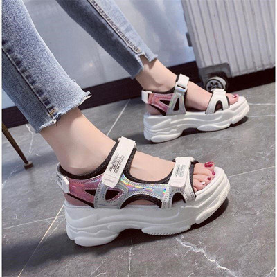 Γυναικεία σανδάλια με ψηλά πέλματα και λουράκια βελκρό σε δύο χρώματα