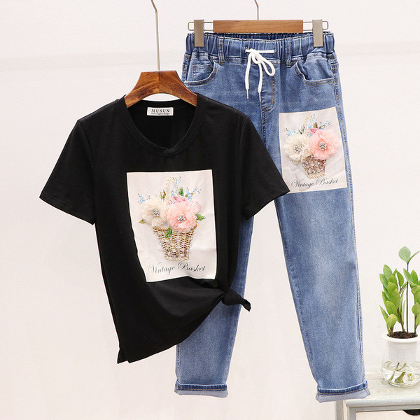 Moderan ženski komplet od dva dijela koji uključuje traperice + majica