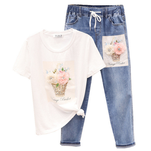 Moderan ženski komplet od dva dijela koji uključuje traperice + majica