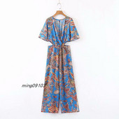 Moodne naiste kombinesoon spits-kaelusega ja väljalõigetega