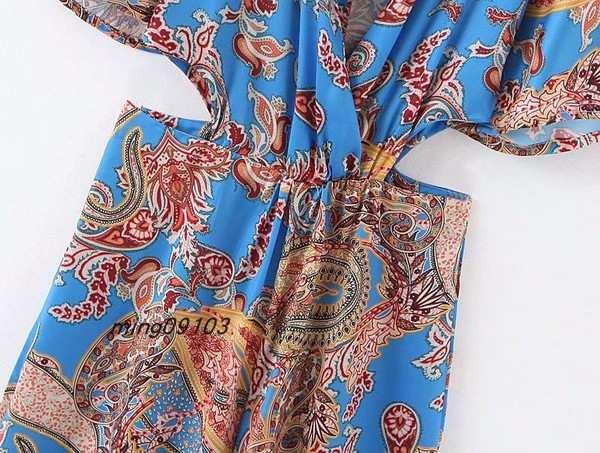 Moodne naiste kombinesoon spits-kaelusega ja väljalõigetega