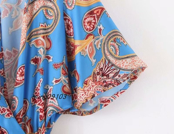 Moodne naiste kombinesoon spits-kaelusega ja väljalõigetega