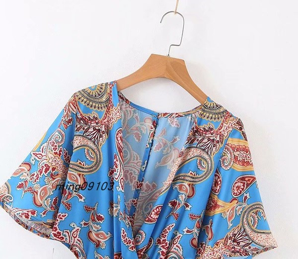 Moodne naiste kombinesoon spits-kaelusega ja väljalõigetega