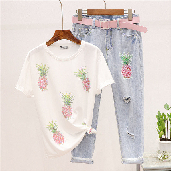 Moderan ženski komplet iz dva dijela T-shirt + duge traperice s vezom