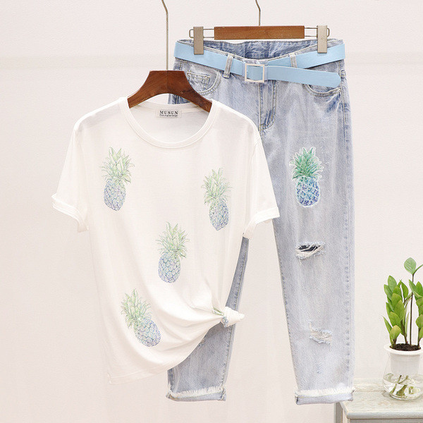 Moderan ženski komplet iz dva dijela T-shirt + duge traperice s vezom