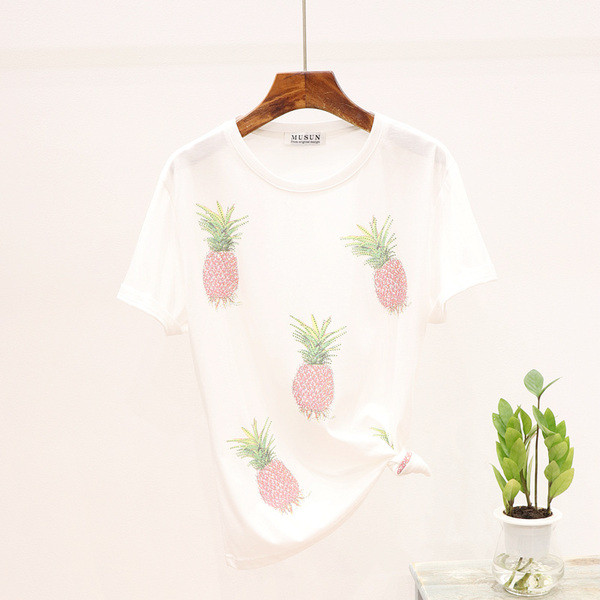 Moderan ženski komplet iz dva dijela T-shirt + duge traperice s vezom