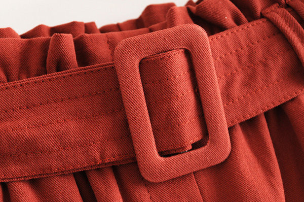 Moodsad naiste lühikesed püksid laiuse vööga mudeliga