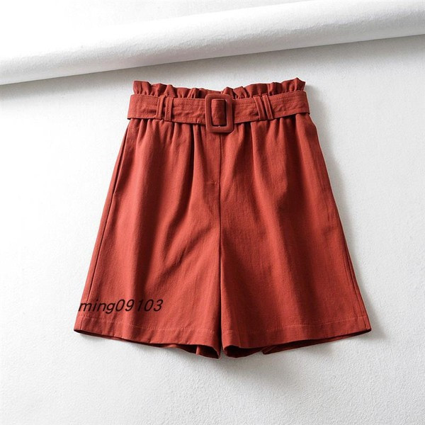 Moodsad naiste lühikesed püksid laiuse vööga mudeliga