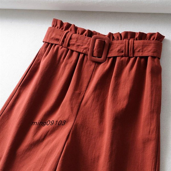 Moodsad naiste lühikesed püksid laiuse vööga mudeliga