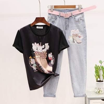 Hétköznapi, kétrészes női szett rátétes pólóval és hosszú farmernadrággal