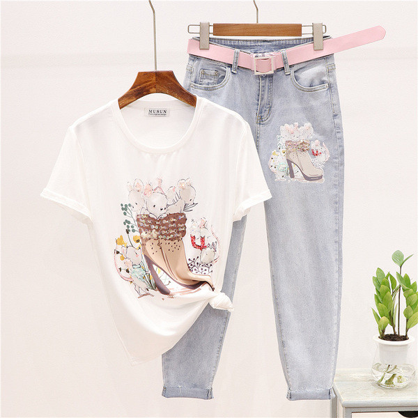 Hétköznapi, kétrészes női szett rátétes pólóval és hosszú farmernadrággal